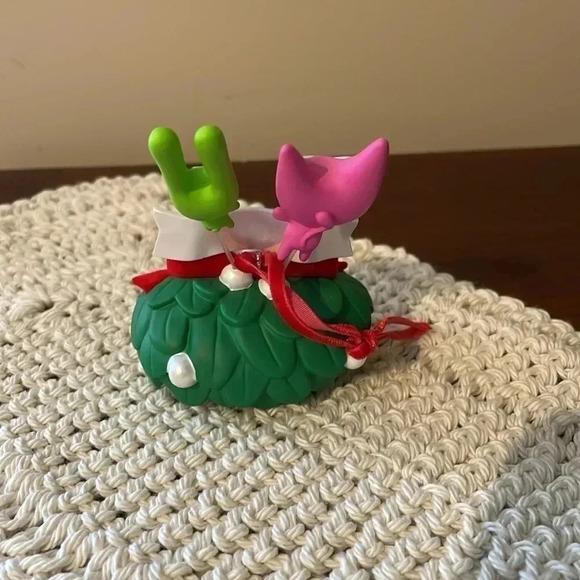 Hoops&Yoyo Hallmark Keepsake Ornament - Picture 2 of 11